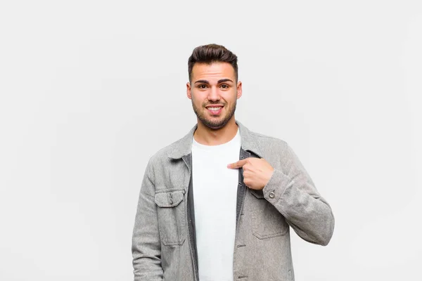 Joven Hombre Hispano Mirando Feliz Orgulloso Sorprendido Alegremente Apuntando Mismo —  Fotos de Stock