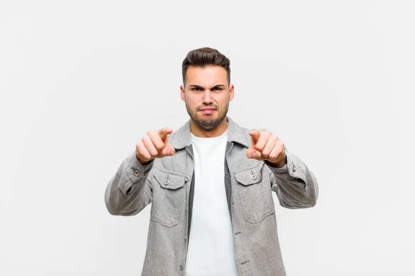 Ung Latinamerikan Man Pekar Framåt Framför Kameran Med Både Fingrar — Stockfoto