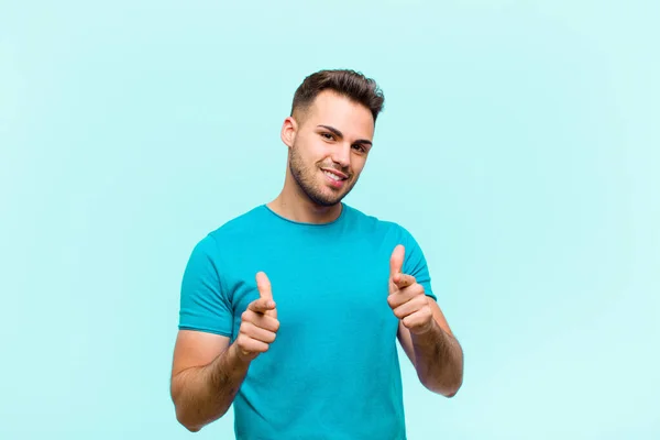 Jovem Hispânico Sorrindo Com Uma Atitude Positiva Bem Sucedida Feliz — Fotografia de Stock