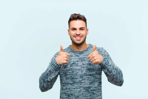Junger Hispanischer Mann Lächelt Breit Und Sieht Glücklich Positiv Zuversichtlich — Stockfoto