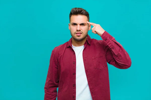 Giovane Uomo Ispanico Sente Confuso Perplesso Mostrando Che Sei Pazzo — Foto Stock