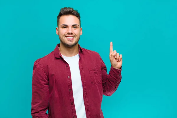 Joven Hispano Sonriendo Alegre Felizmente Apuntando Hacia Arriba Con Una — Foto de Stock