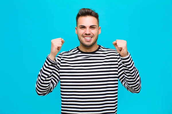 Jovem Hispânico Homem Sentindo Feliz Surpreso Orgulhoso Gritando Celebrando Sucesso — Fotografia de Stock