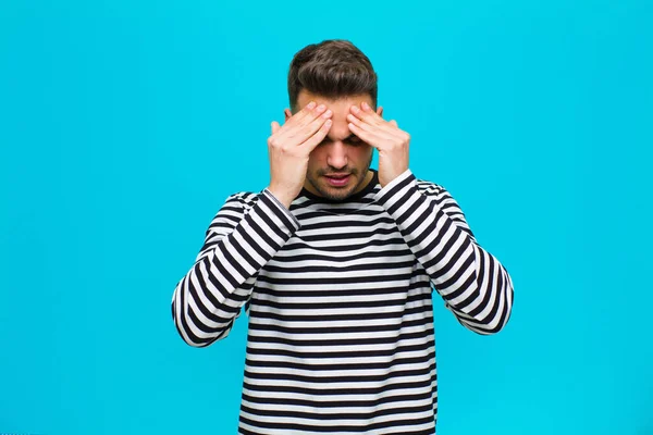 Jeune Homme Hispanique Regardant Stressé Frustré Travaillant Sous Pression Avec — Photo