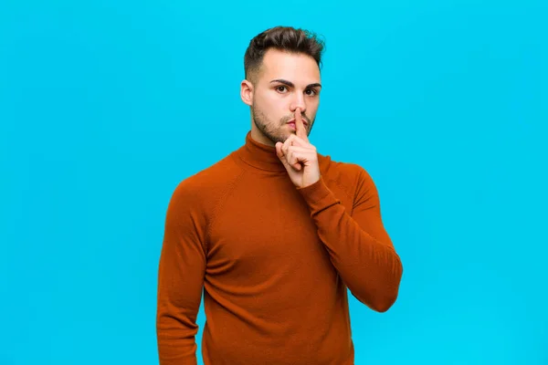 Joven Hispano Pidiendo Silencio Tranquilidad Gesticulando Con Dedo Delante Boca — Foto de Stock