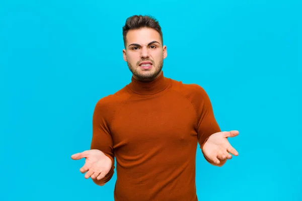 Jovem Hispânico Homem Sentindo Sem Noção Confuso Não Tenho Certeza — Fotografia de Stock