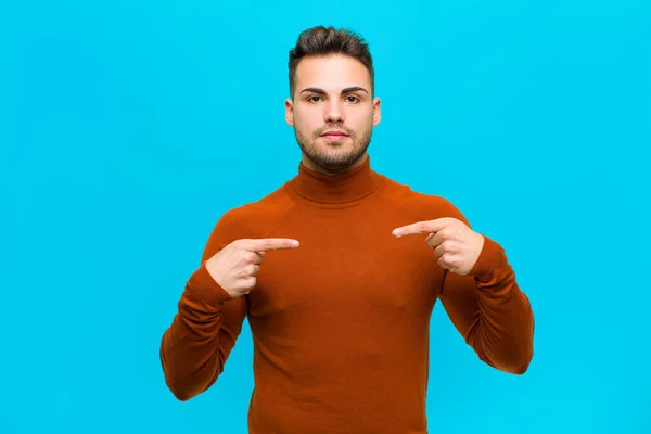 Jonge Spaanse Man Zoek Trots Positief Casual Wijzen Naar Borst — Stockfoto