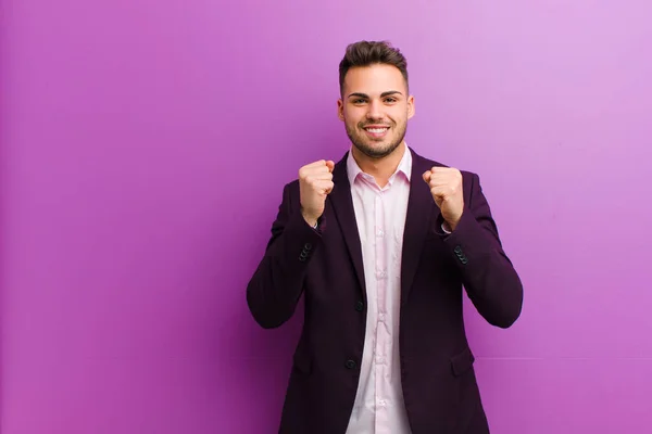 Jovem Hispânico Sentindo Chocado Animado Feliz Rindo Celebrando Sucesso Dizendo — Fotografia de Stock