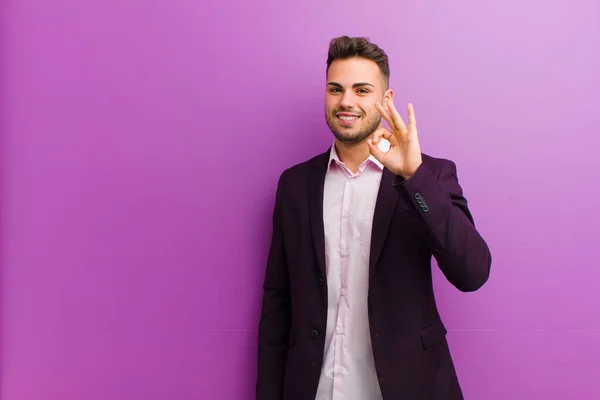 Jovem Hispânico Homem Sentindo Feliz Relaxado Satisfeito Mostrando Aprovação Com — Fotografia de Stock