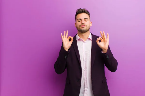 Joven Hispano Buscando Concentrado Meditando Sintiéndose Satisfecho Relajado Pensando Haciendo — Foto de Stock