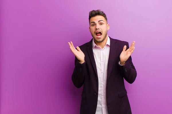 Joven Hispano Sintiéndose Feliz Emocionado Sorprendido Sorprendido Sonriendo Asombrado Por — Foto de Stock