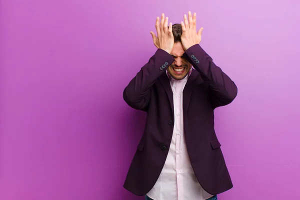 Jonge Spaanse Man Voelt Zich Gestrest Angstig Depressief Gefrustreerd Door — Stockfoto