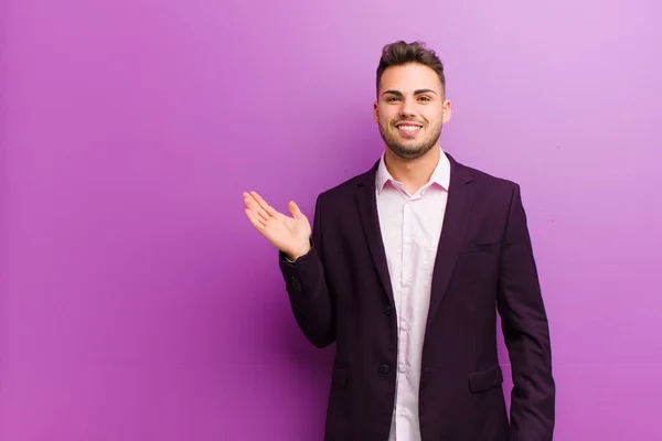 Jovem Hispânico Sentindo Feliz Surpreso Alegre Sorrindo Com Atitude Positiva — Fotografia de Stock