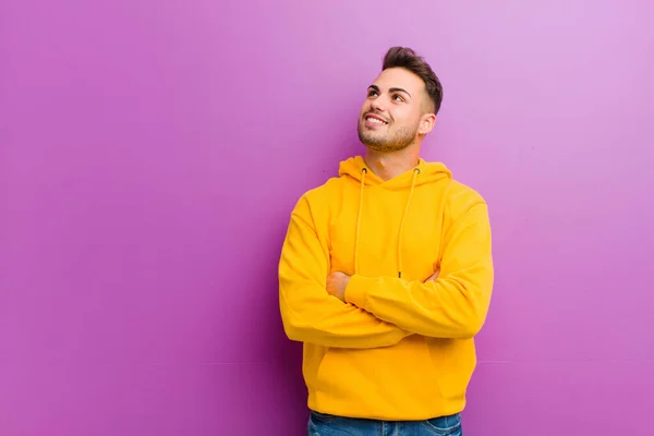 Junger Hispanischer Mann Mit Lässigem Look Vor Lila Hintergrund — Stockfoto