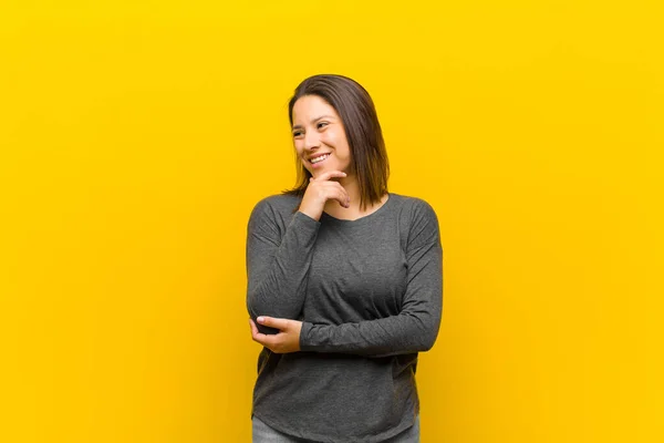 Mulher Latino Americana Sorrindo Com Uma Expressão Feliz Confiante Com — Fotografia de Stock