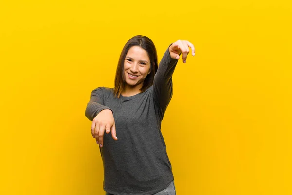 Mulher Latino Americana Sentindo Feliz Confiante Apontando Para Câmera Com — Fotografia de Stock