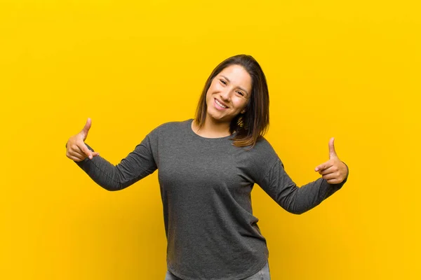 Mulher Latino Americana Olhando Orgulhoso Arrogante Feliz Surpreso Satisfeito Apontando — Fotografia de Stock