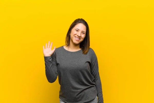 Mujer Latinoamericana Sonriendo Alegre Alegremente Saludándote Con Mano Dándote Bienvenida — Foto de Stock