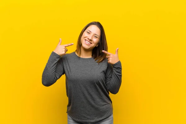 Λατίνα Αμερικανίδα Χαμογελαστή Αυτοπεποίθηση Δείχνοντας Δικό Της Πλατύ Χαμόγελο Θετική — Φωτογραφία Αρχείου