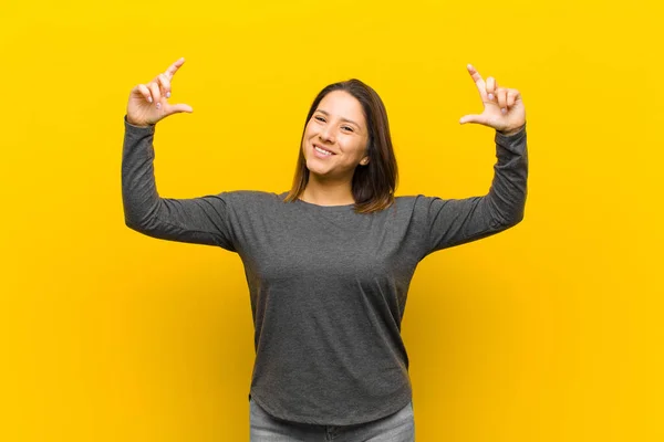 Mulher Latino Americana Enquadrando Delinear Próprio Sorriso Com Duas Mãos — Fotografia de Stock