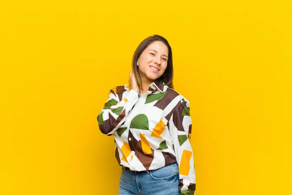 Latin American Vrouw Lachen Vrolijk Zelfverzekerd Met Een Casual Gelukkig — Stockfoto