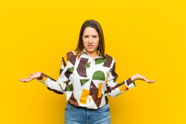 Mujer Latinoamericana Sintiéndose Despistada Confundida Sin Saber Qué Opción Opción —  Fotos de Stock