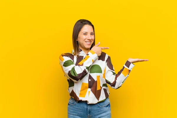 Latijns Amerikaanse Vrouw Glimlacht Vrolijk Wijst Naar Ruimte Kopiëren Palm — Stockfoto