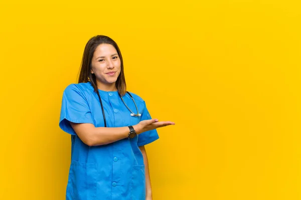 Fröhlich Lächelnd Sich Glücklich Fühlend Und Ein Konzept Kopierraum Zeigend — Stockfoto