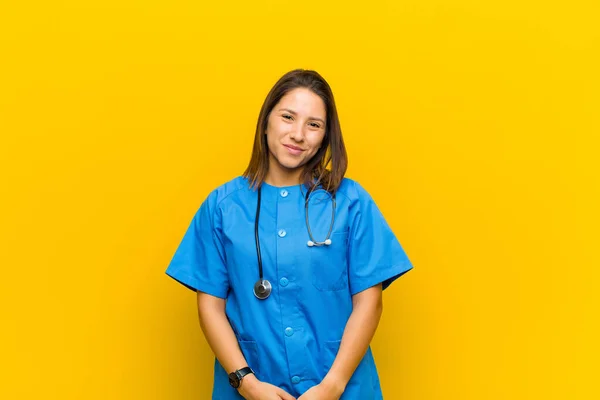 Sorrindo Positiva Confiantemente Olhando Satisfeito Amigável Feliz Isolado Contra Parede — Fotografia de Stock