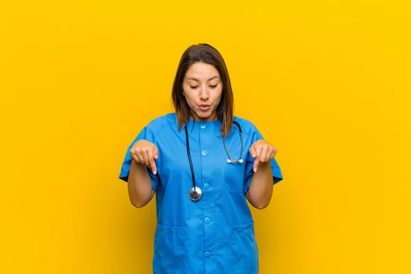 Mit Offenem Mund Der Mit Beiden Händen Nach Unten Zeigt — Stockfoto