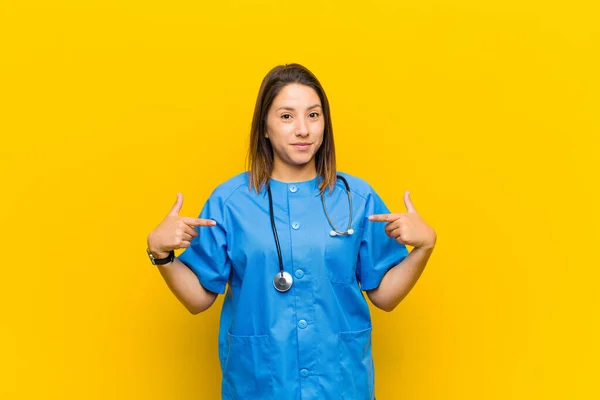 Schaut Stolz Positiv Und Lässig Auf Die Brust Und Zeigt — Stockfoto