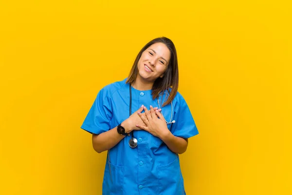 Sintiéndose Romántico Feliz Enamorado Sonriendo Alegremente Tomándose Las Manos Cerca — Foto de Stock