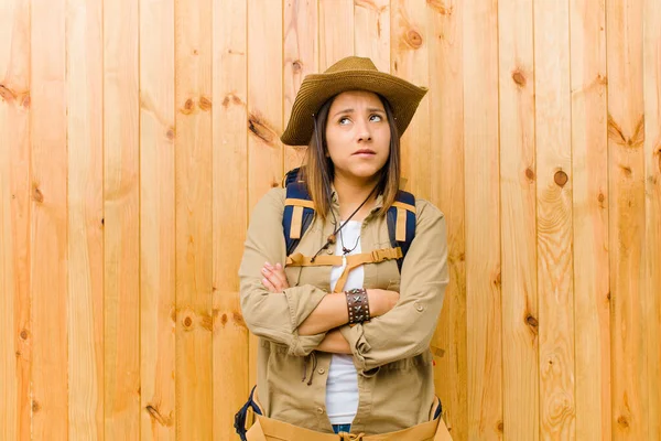 Mujer Exploradora Latina Joven Contra Fondo Pared Madera — Foto de Stock