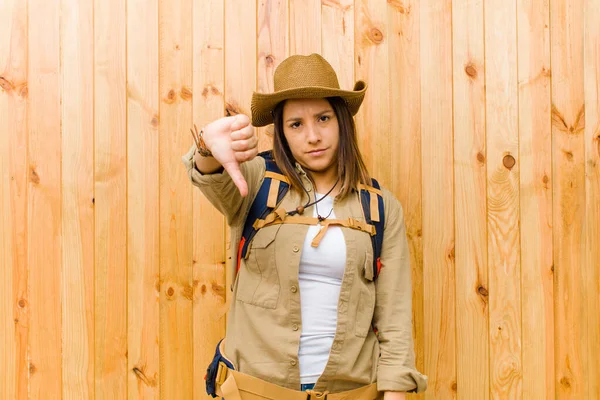 Mujer Exploradora Latina Joven Contra Fondo Pared Madera —  Fotos de Stock