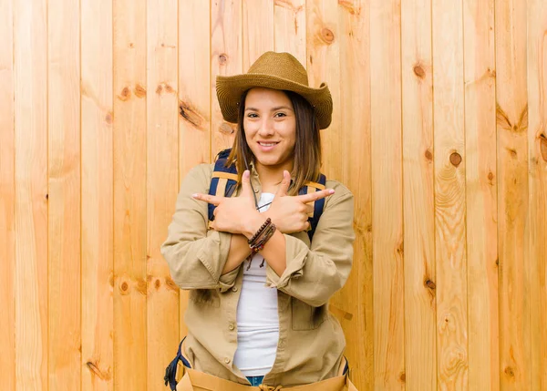 Mujer Exploradora Latina Joven Contra Fondo Pared Madera —  Fotos de Stock