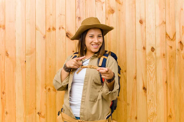 Mujer Exploradora Latina Joven Contra Fondo Pared Madera —  Fotos de Stock