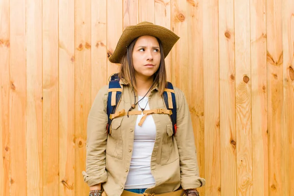 Mujer Exploradora Latina Joven Contra Fondo Pared Madera — Foto de Stock