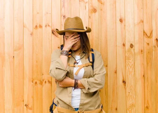 Mujer Exploradora Latina Joven Contra Fondo Pared Madera —  Fotos de Stock