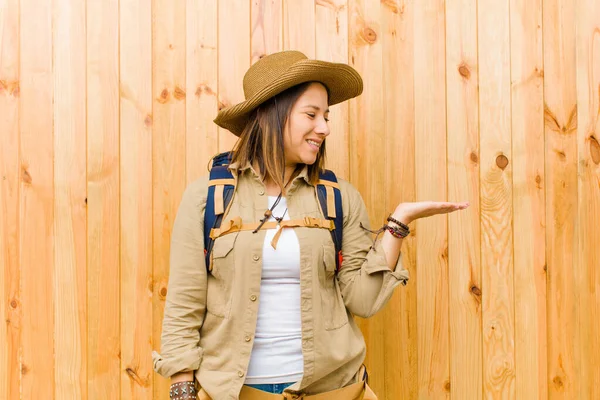 Mujer Exploradora Latina Joven Contra Fondo Pared Madera —  Fotos de Stock