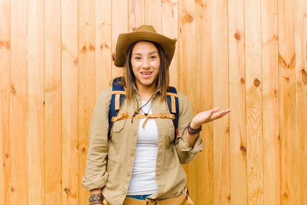 Mujer Exploradora Latina Joven Contra Fondo Pared Madera —  Fotos de Stock