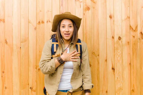 Mujer Exploradora Latina Joven Contra Fondo Pared Madera —  Fotos de Stock