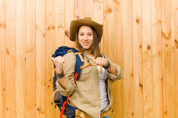 Mujer Exploradora Latina Joven Contra Fondo Pared Madera —  Fotos de Stock