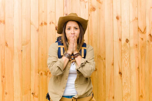 Mujer Exploradora Latina Joven Contra Fondo Pared Madera —  Fotos de Stock