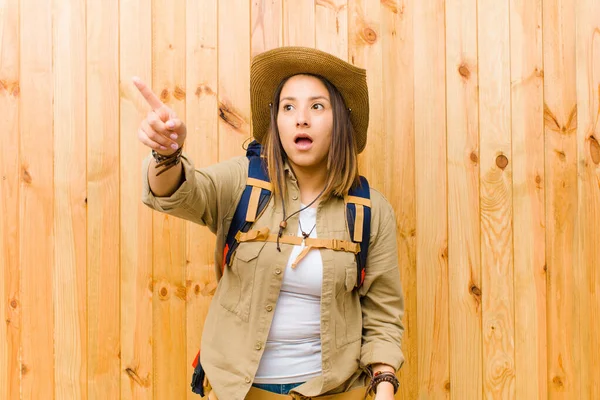 Mujer Exploradora Latina Joven Contra Fondo Pared Madera —  Fotos de Stock