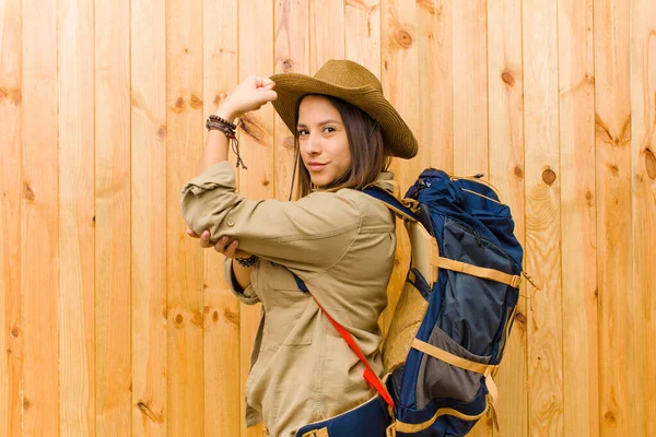 Jovem Explorador Latino Mulher Contra Fundo Parede Madeira — Fotografia de Stock