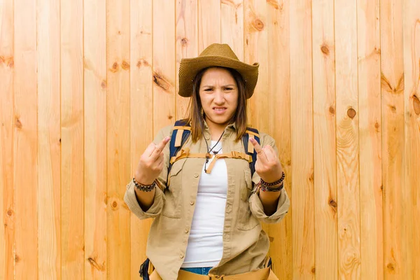 Mujer Exploradora Latina Joven Contra Fondo Pared Madera —  Fotos de Stock