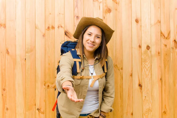 Muda Latin Penjelajah Wanita Terhadap Dinding Kayu Latar Belakang — Stok Foto
