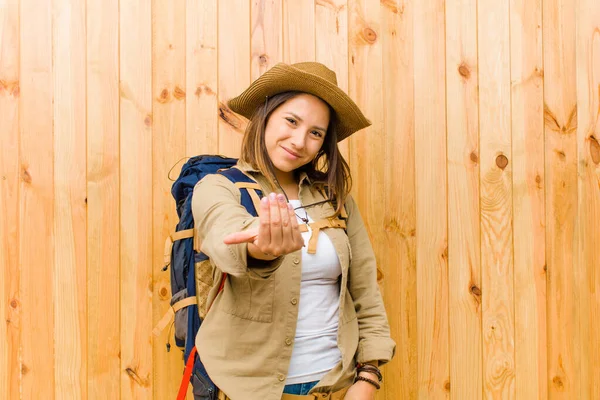 Mujer Exploradora Latina Joven Contra Fondo Pared Madera —  Fotos de Stock