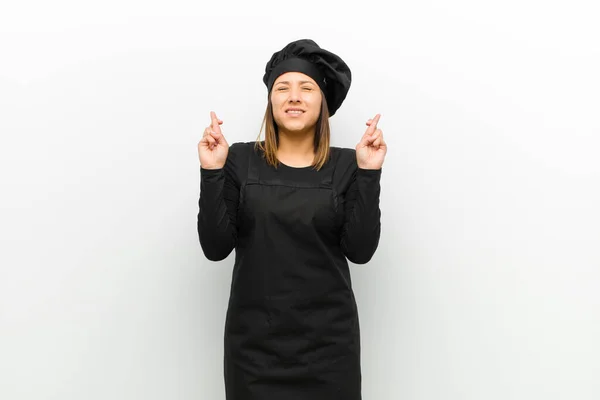 Cuisinière Femme Souriante Anxieuse Croisant Les Deux Doigts Sentant Inquiète — Photo