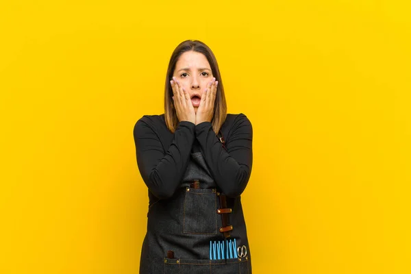 Hairdresser Woman Feeling Shocked Scared Looking Terrified Open Mouth Hands — 스톡 사진